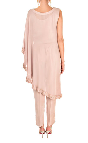 This is our naturally beautiful and effortlessly elegant hazelnut side cape trouser-set. Crafted asymmetrically in georgette this one shoulder cape is intricately embroidered with bead-work embroidery and sequins along flowy flared border of the cape which is further paired with cupro straight trousers with metal buttons finishing on the bottom cuff sides.