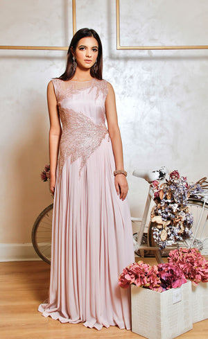 In this gown, we celebrate the interplay of sheer and fabric, structure and fluidity, volume and lightness.