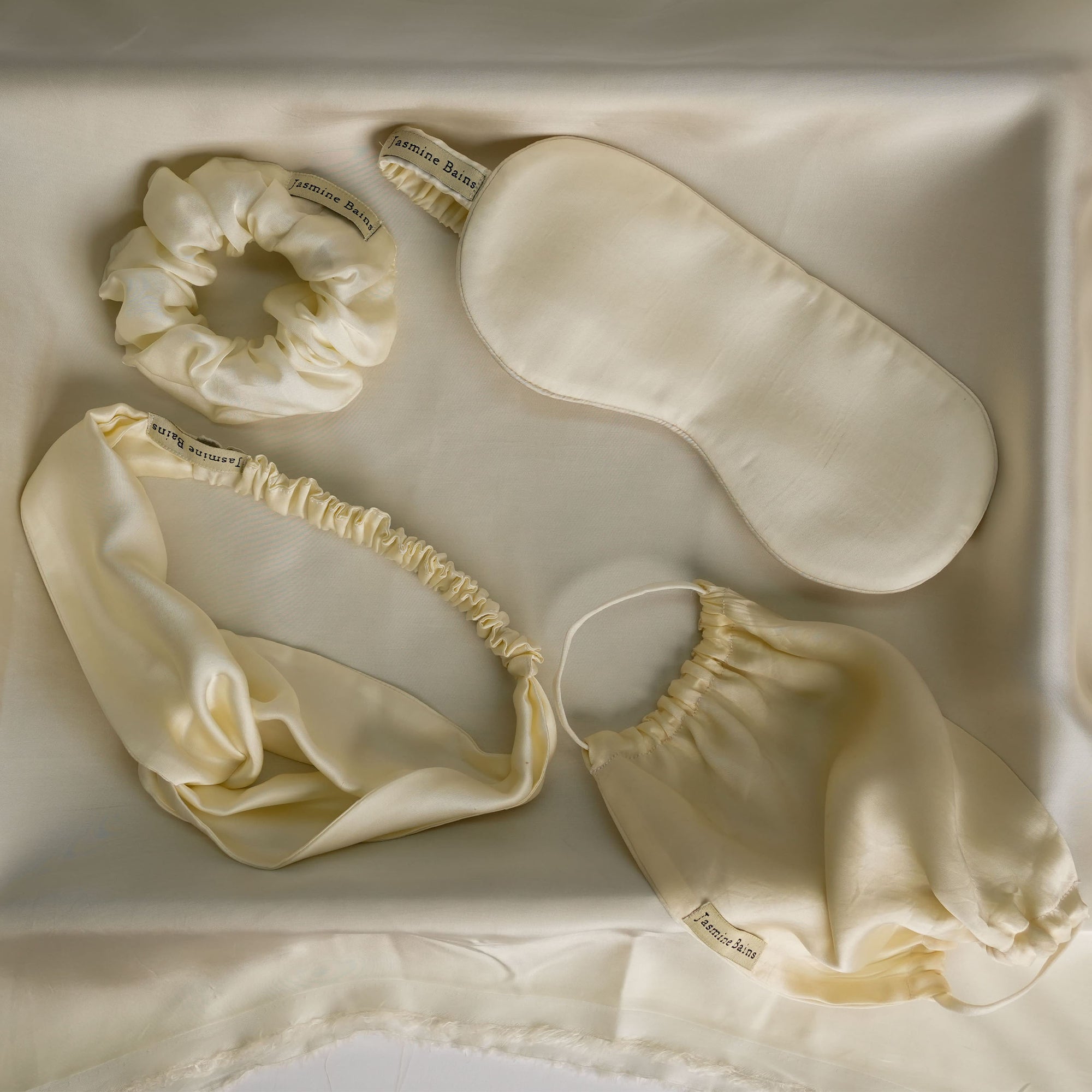 Silk eye mask in a luxurious satin finish for restful sleep.
